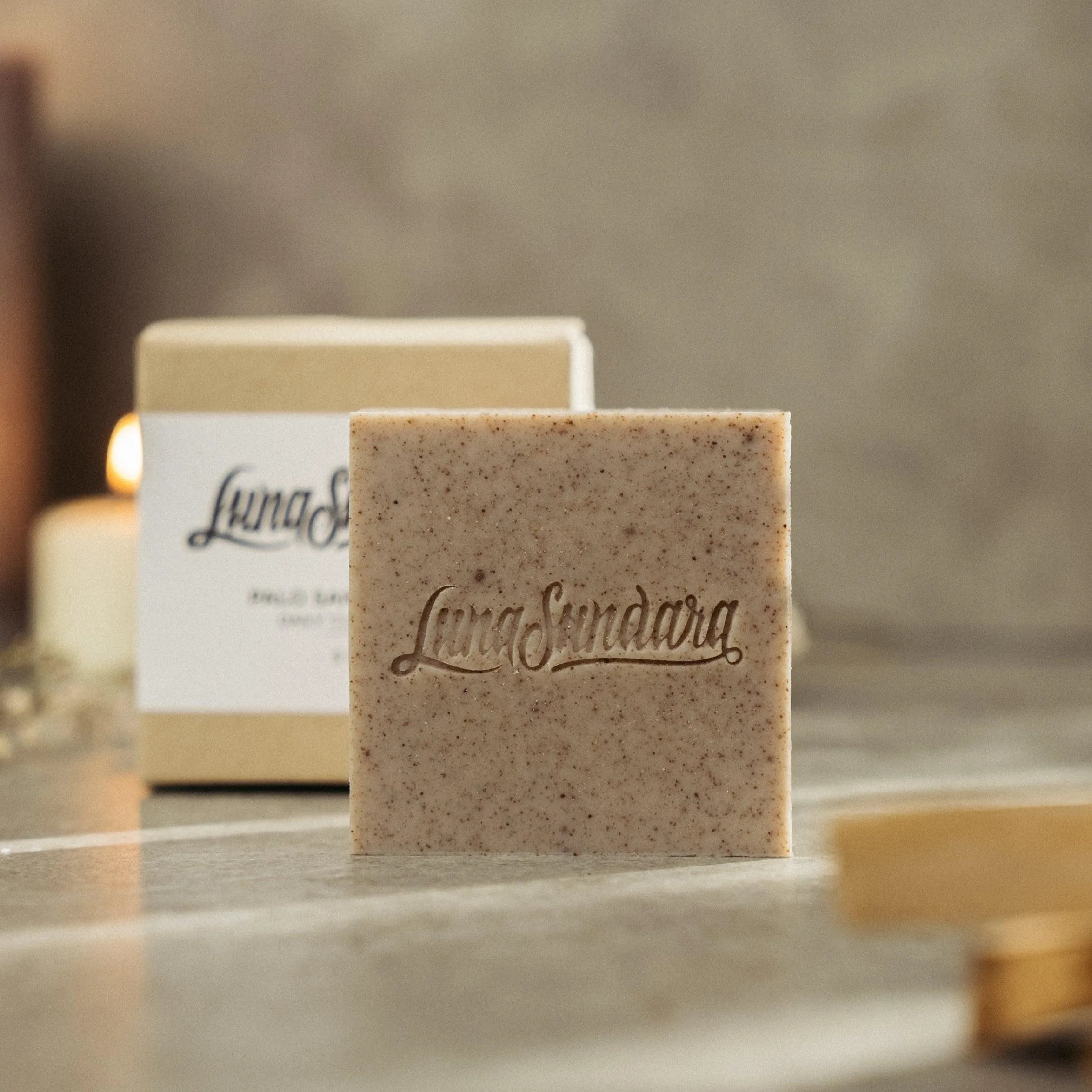 palo-santo-soap-infused-moisturizing-exfoliating-soap-bar-vegan-luna-sundara-4 - Luna Sundara